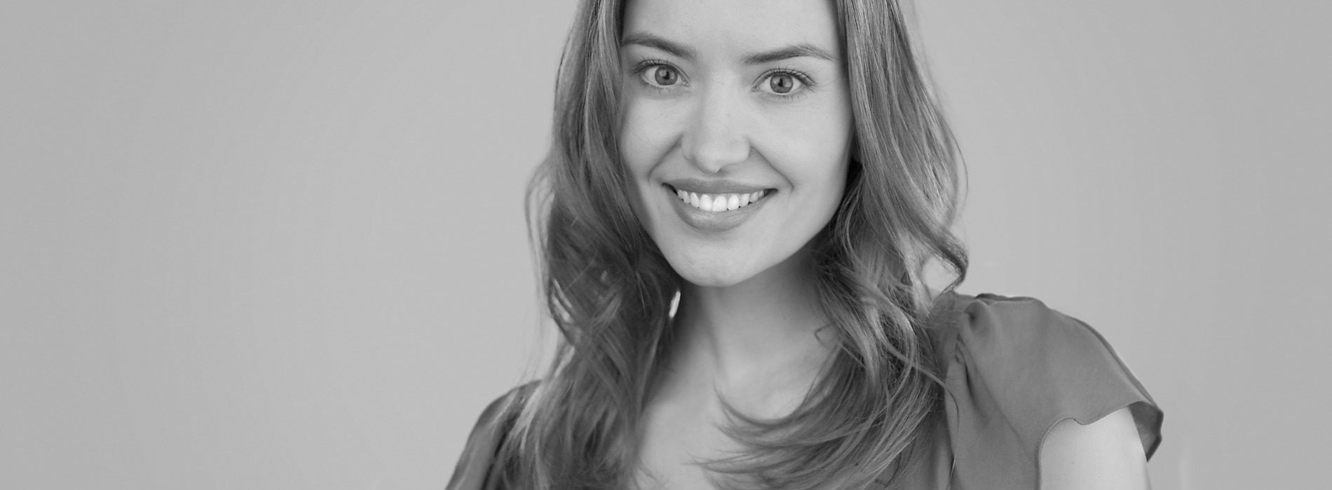 Jeune femme avec joli sourire