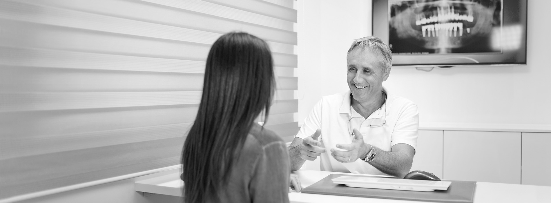 Dr. Peyratoux conseille une patiente sur les implants dentaires