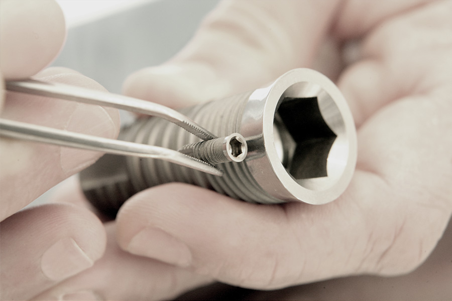 Implant dentaire dans la main du Dr. Peyratoux, dentiste à Saint-Raphael